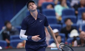 原创 
            决胜盘送蛋！辛纳拒绝冷门2-1过关，顺利跻身中网男单八强