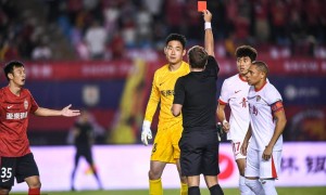 中超-谭龙艾菲尔丁破门 10人亚泰补时连扳两球2-2绝平海牛