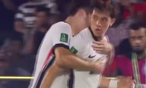 原创 
            杀疯了，泰山队新星李小恒在香港队大放异彩，帽子戏法+绝杀，越来越自信了