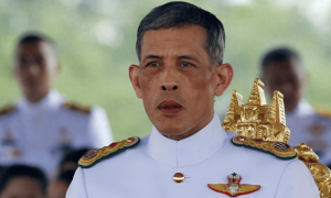 行程开始，泰国王抵达中国，中方高规格接待！下飞机前边境又传出枪声，洪玛奈下令出兵