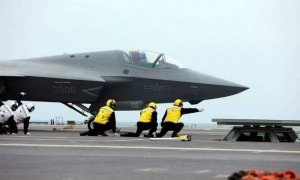 福建舰入列前，解放军又一艘电弹航母已就位，美军这仗还怎么打？