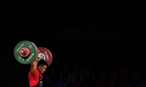 举重世锦赛何岳基赢得抓举金牌并打破世界纪录