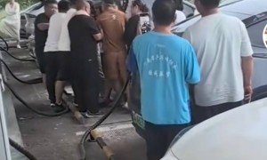 原创 
            电车车主痛斥增程车：堵成这样，还要抢充电桩