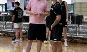 广东男篮备战全运会 赵睿穿北京队T恤和胡明轩同框