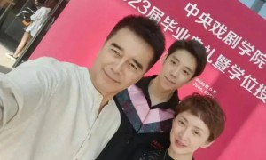 何晴葬礼“黑衣男”是谁？许亚军穿一身白衣，在美国陪幺儿吃中餐