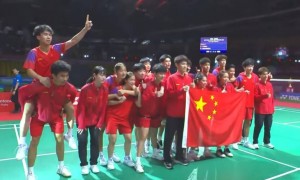 原创 
            队史第15冠！中国队2-0击败印尼，夺羽毛球混团世青赛冠军