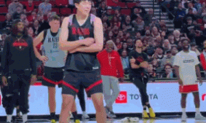 原创 
            开拓者训练赛：杨瀚森单吃克林根+搞笑跳舞 夏普MVP霍勒迪准绝杀